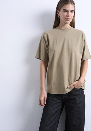 - T-shirt basic