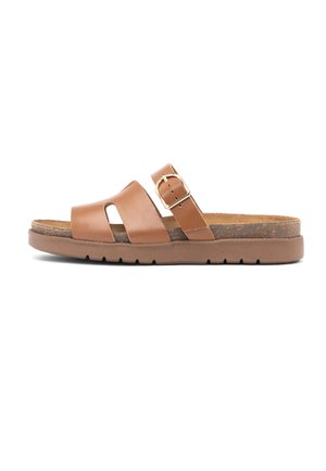 Brązowy skórzany klapek na stopę z dwoma szerokimi paskami, złotą klamrą na pasku przy kostce i miękką korkową podeszwą z wyściółką.