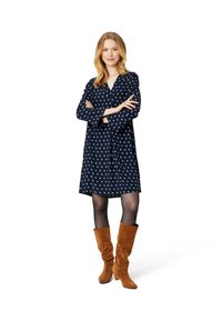 Navyblaues Kleid mit goldenen Punkten, V-Ausschnitt, langen Ärmeln. Tragen mit knielangen, lässigen braunen Wildlederstiefeln.