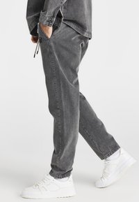 SIKSILK Vaqueros slim fit - black