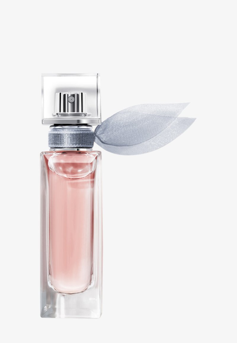Flacon de parfum en verre transparent avec liquide rose clair, pulvérisateur argenté et un ruban argenté transparent noué autour du col.