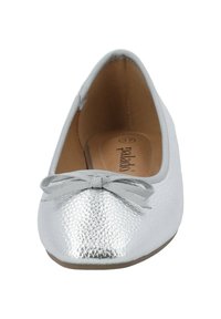 Silberne Ballerinas mit einer strukturierten Metallic-Oberfläche, runder Zehenform und einem kleinen grauen Schleifendetail an der Vorderseite. Glatte Innenauskleidung.