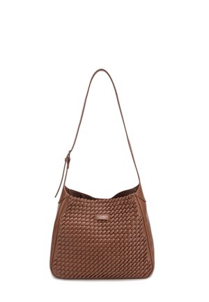Sac à bandoulière en cuir marron avec motif tissé et sangle réglable, présentant une petite plaque rectangulaire avec le logo de la marque à l'avant.