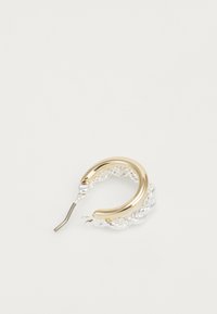 Orecchino a cerchio con design intrecciato in argento e un accento dorato lucido, realizzato in metallo, che integra superfici lisce e texture.
