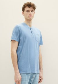 TOM TAILOR MIT STARKER WASCHUNG - Tricou basic - greyish mid blue