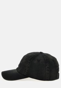Casquette en coton noir avec un bord courbé, design à six panneaux et œillets de ventilation. Présente une texture finition et une sangle ajustable à l'arrière.