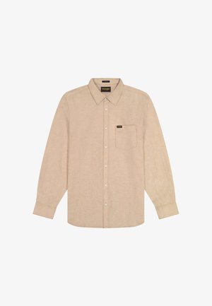 Camisa beige de manga larga con botones, cuello y un único bolsillo en el pecho, con el logo de Wrangler en el bolsillo y etiqueta interior en el cuello.