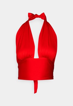Rode halter crop top met een strik aan de achterkant en diepe V-hals, ontworpen voor mouwloos dragen.