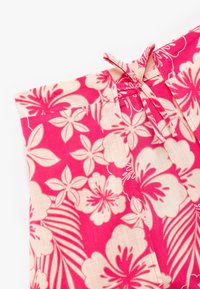 Vaaleanpunainen kukkakuvioinen kangas, jossa on vaaleanbeigejä hibiskuksia ja lehtikuvioita. Yhdessä solmittu kaula-aukko ja teksturoitu kudos. Sopii arkivaatteisiin.