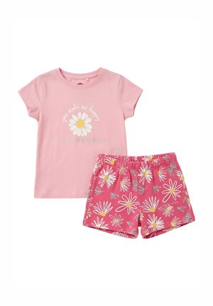 T-shirt rose à manches courtes avec le texte « you make me happy » et un motif de marguerite, associé à un short rose orné d'impressions de marguerites blanches et jaunes.