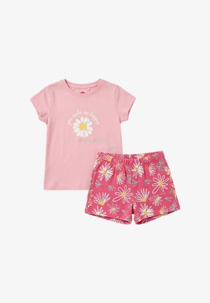 T-shirt rose à manches courtes avec le texte « you make me happy » et un motif de marguerite, associé à un short rose orné d'impressions de marguerites blanches et jaunes.