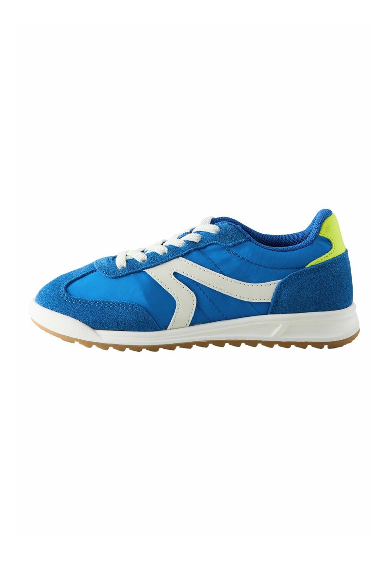 Baskets de sport bleues avec une bande blanche, fabriquées à partir de matériaux lisses et texturés, dotées d'une semelle en caoutchouc naturel et de lacets blancs.