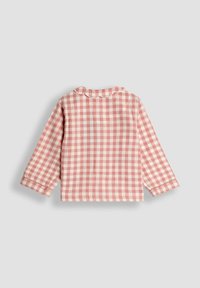 Červeno-bílá kostkovaná košile s dlouhým rukávem, zaobleným límečkem, detailním švem na zadní straně a ohrnutými manžetami. Vyrobena z lehké tkaniny.