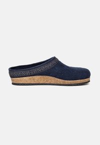 Zoccoli in feltro blu navy con suola in sughero, caratterizzati da una fascia testurizzata e decorata attorno al colletto. Design con punta arrotondata e retro aperto.