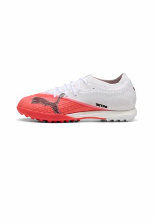 Chaussure de sport basse avec tige blanche et rouge, fermeture à lacets, semelle texturée et logo Puma noir sur le côté.