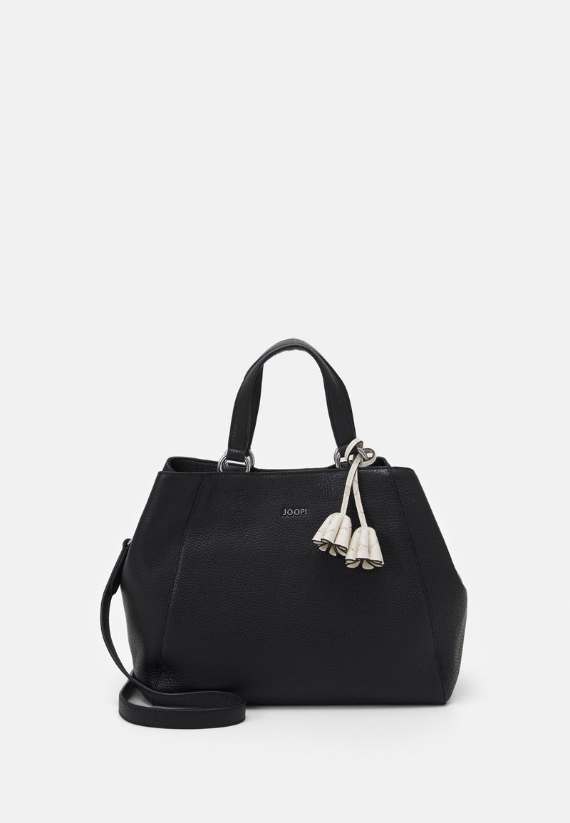 Sac à main en cuir noir avec des poignées courtes, une sangle longue amovible, trois pompons blancs en forme de fleur et un petit logo "JOOP!" à l'avant.
