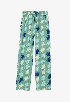 Grønne løse bukser med hvide, lyseblå og mørkeblå solstrålemønstre og snøre i taljen.