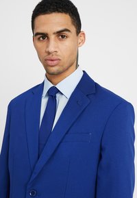 opposuits