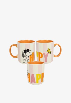 Keramiktassen mit orangefarbenen Innenseiten, versehen mit Snoopy-Grafiken und dem Wort "HAPPY" in kräftigen Farben auf einem gestreiften weißen und rosa Hintergrund.