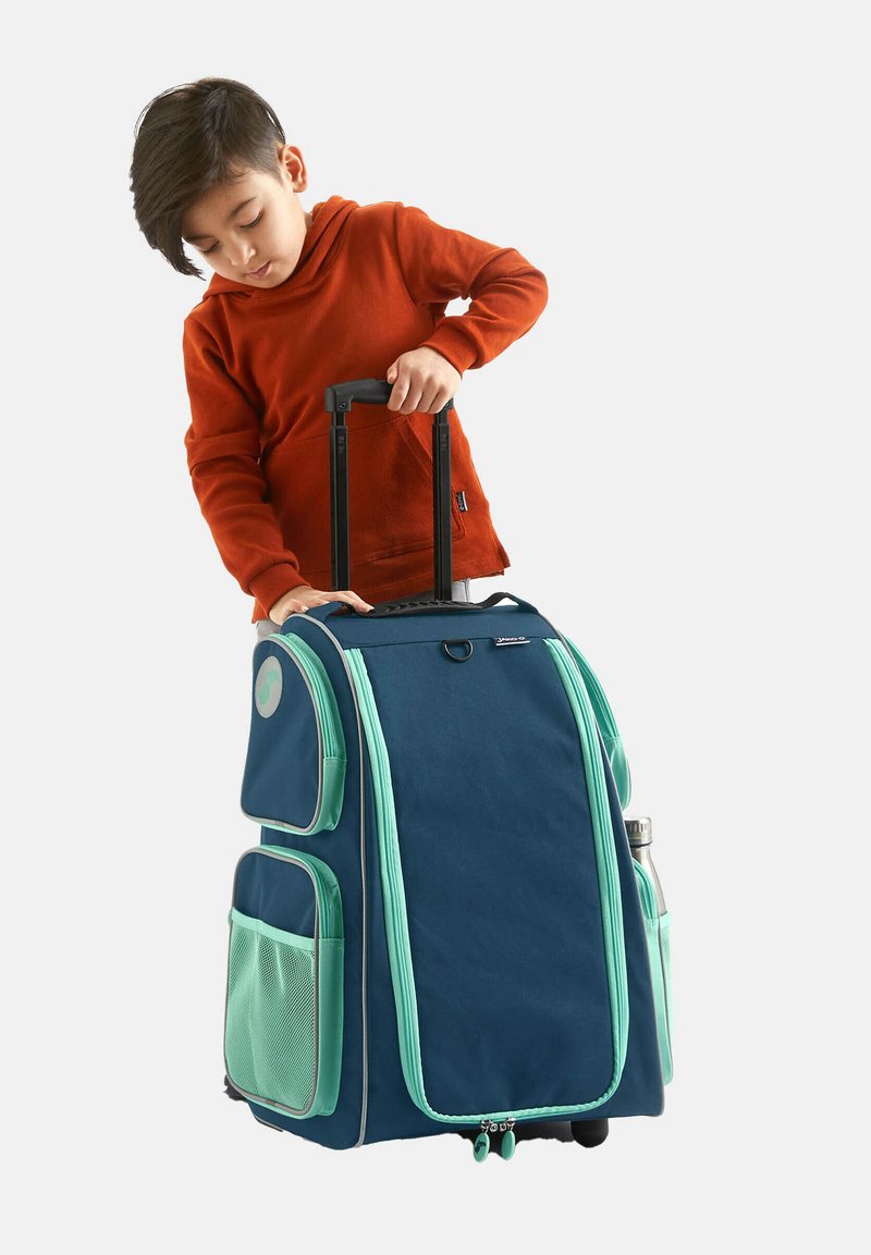 Rullande ryggsäck i marinblått tyg med mintgröna detaljer. Har ett teleskophandtag, flera fickor och slitstarka nätinslag.