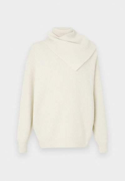 Kremni rebrasti pulover z drapiranim asimetričnim ovratnikom in dolgimi rokavi, ki ima sproščen kroj in mehak tekstur.