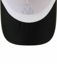 Schwarze Kappe mit weißem Schirm und satiniertem Unterteil; strukturiertes Design; mit gesticktem Logo auf der Vorderseite; flacher Schirm.