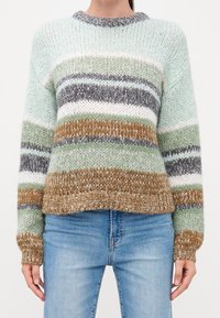 Strickpullover mit mintgrünen, weißen, olivgrünen, braunen und grauen Streifen. Runder Halsausschnitt und breite, strukturierten Ärmel. Kurze Länge.