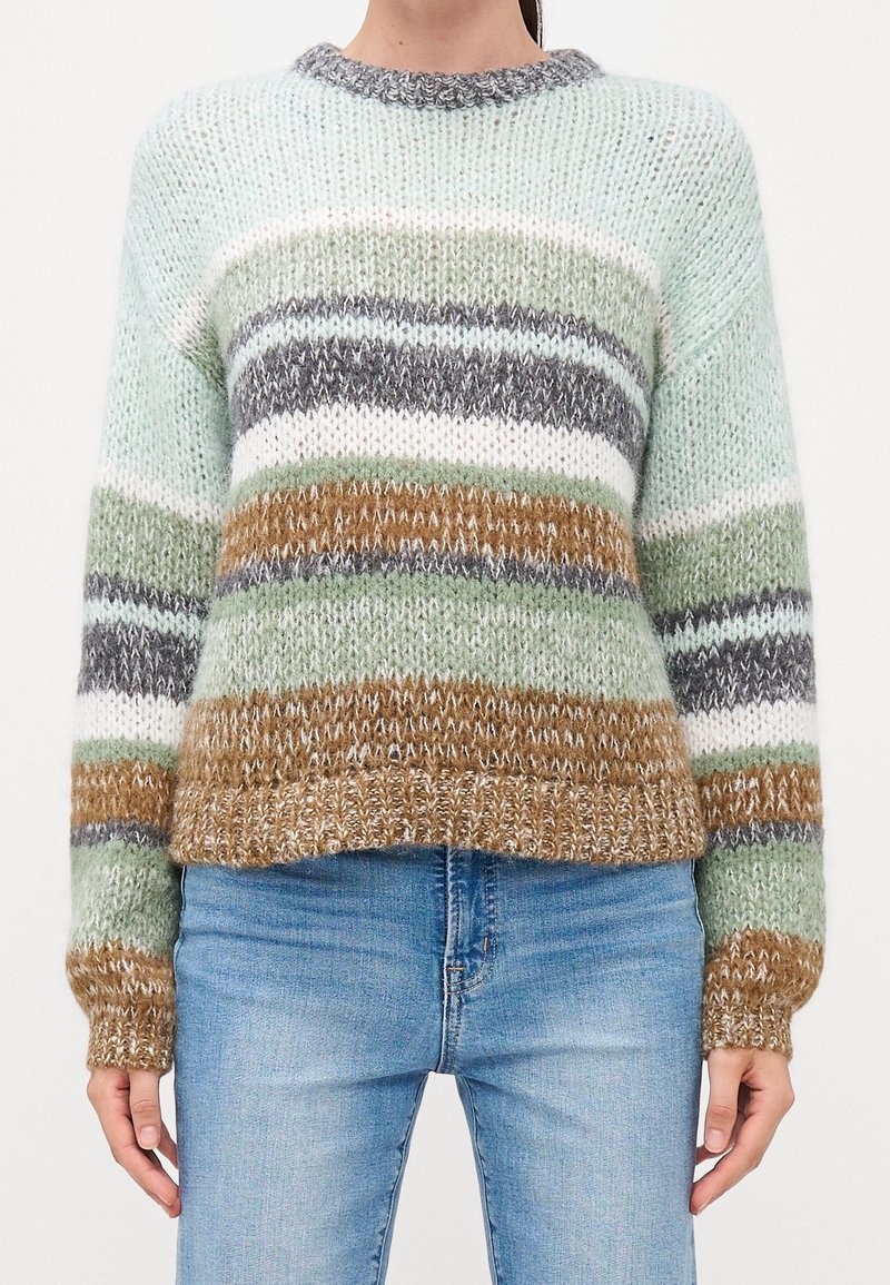 Strickpullover mit mintgrünen, weißen, olivgrünen, braunen und grauen Streifen. Runder Halsausschnitt und breite, strukturierten Ärmel. Kurze Länge.