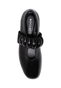 Czarna skórzana szewka z zaokrąglonym noskiem, teksturowanym wykończeniem oraz elastycznym paskiem z sześcioma błyszczącymi czarnymi akcentami na górze.