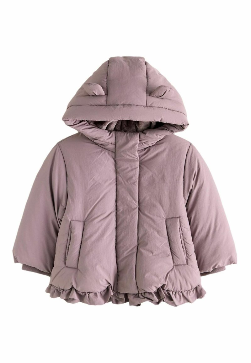 Péřová bunda v jemné mauve barvě s kapucí se malými ušima, předním zipem, dvěma bočními kapsami a volánkem na spodním lemu.