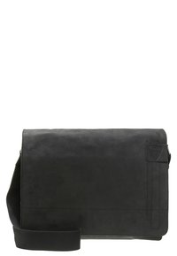 Borsa a tracolla in pelle nera con una texture liscia, chiusura a patta, tracolla in tessuto regolabile e logo impresso in modo sottile sul fronte.