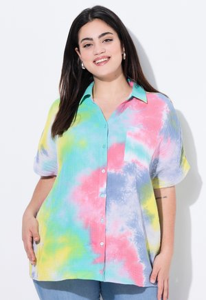 Camisa de botones de tie-dye multicolor con mangas cortas, que presenta tonos de rosa, azul, verde y amarillo, en una tela ligera y texturizada.
