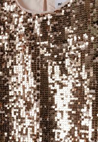 Robe à paillettes avec un col rond, arborant une couleur rose doré réfléchissante et un agencement dense de paillettes circulaires brillantes sur le tissu.