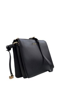 Borsa a mano in pelle nera con una finitura testurizzata, dettagli in metallo dorato e una tracolla removibile. Presenta una chiusura con zip e una forma ordinata e strutturata.