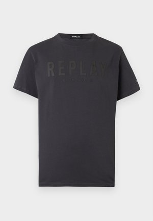 Temno siva majica s kratkimi rokavi, na sprednji strani z izbočenimi črnimi črkami z napisom "REPLAY EIGHTYONE".