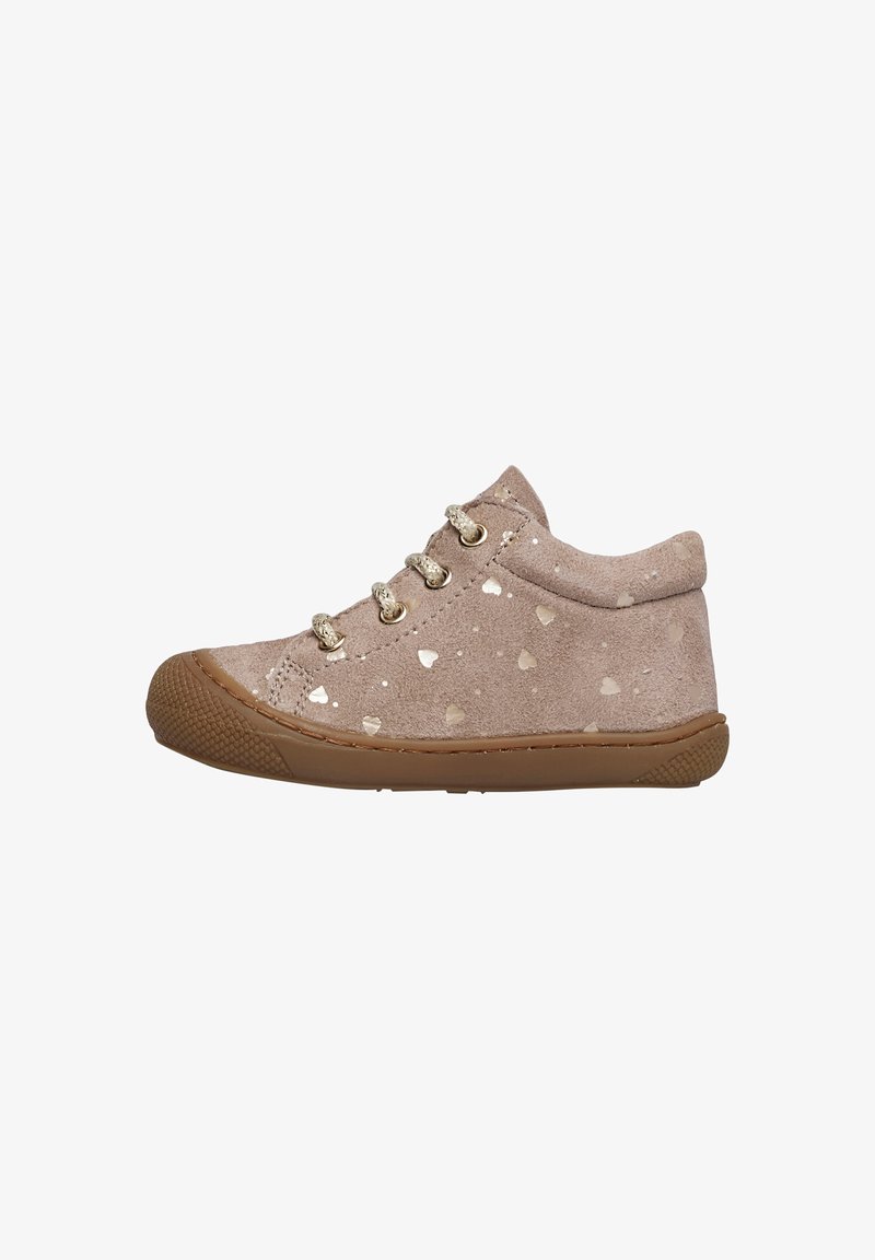 Sneaker in suede rosa chiaro con motivi a cuore dorati, quattro occhielli metallici e suola in gomma marrone, dotato di punta arrotondata e altezza alla caviglia corta.