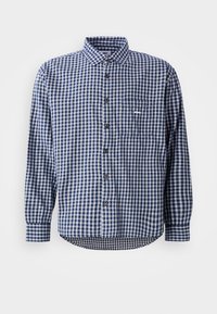 Camisa de manga larga a rayas azul y blanca con un diseño de botones, bolsillo en el pecho y un dobladillo curvado. El material parece ligero.
