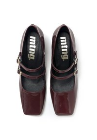Scarpe Mary Jane in pelle verniciata bordeaux con due cinturini regolabili, punte quadrate e una soletta nera liscia con marchio dorato.