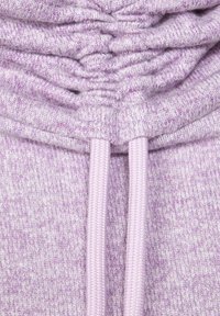 Felpa lavanda con texture arricciata, caratterizzata da un cordino nello stesso colore e un tessuto a maglia morbido, che conferisce un aspetto accogliente.