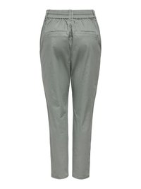 Jasnoszare zwężane spodnie z elastycznym pasem i dwoma tylnymi kieszeniami z listwą, widoczne od tyłu na białym tle.