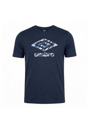 T-shirt bleu marine à manches courtes avec logo Umbro en imprimé camouflage bleu et blanc sur la poitrine.