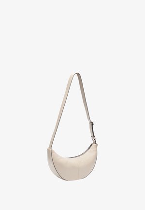 Borsa hobo in morbido cuoio beige con forma curvilinea, cuciture nere a contrasto e tracolla regolabile. Chiusura con zip sulla parte superiore.