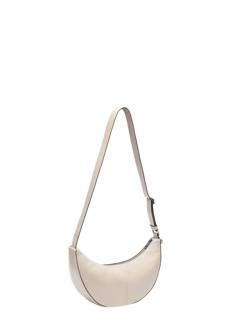 Torba hobo w miękkiej beżowej skórze o zaokrąglonym kształcie, z kontrastującymi czarnymi szwami i regulowanym paskiem. Zamek błyskawiczny na górze.