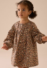 Leopardenmuster Kleid in Beige und Schwarz, mit puffierten Ärmeln, Rundhalsauschnitt und Holzknopf-Akzenten entlang der Vorderseite.