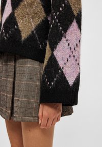 Πουλόβερ από μαλλί με καφέ, μαύρο και ροζ σχέδιο 