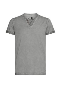 Camiseta gris de manga corta con cuello en V y tapeta de tres botones, con una textura suave y un acabado ligeramente deslavado.