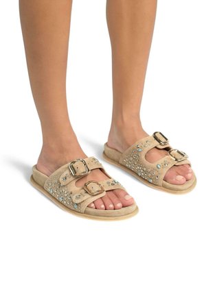 Sandali scivolati in suede beige con due cinghie e fibbie, decorati con strass trasparenti e blu, dotati di una morbida soletta imbottita.