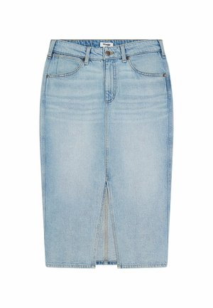 Jasnoniebieska ołówkowa spódnica dżinsowa z przednim rozcięciem, szlufkami na pasek, przednimi kieszeniami oraz metką marki Wrangler na pasku talii.