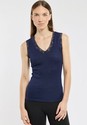 Haut sans manches bleu marine avec dentelle au niveau du décolleté en V et des épaules, présentant une texture côtelée et une coupe ajustée.