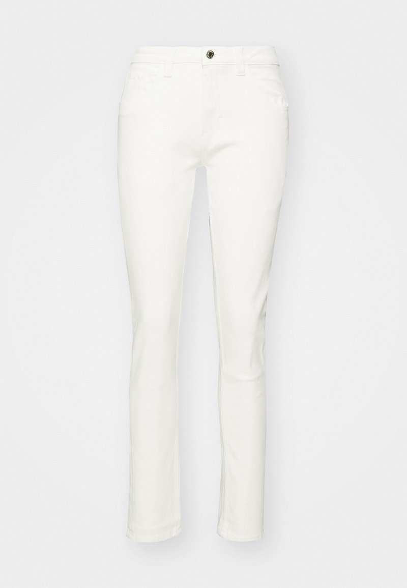 Pantalon blanc slim fit avec passants de ceinture, bouton frontal et fermeture éclair, présenté sur un fond uni.